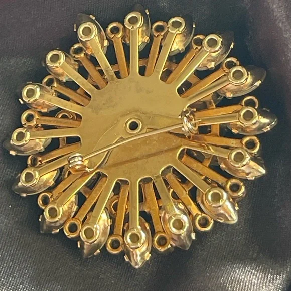 Vintage Gorgeous Pronged Set Bejeweled Brooch - Picture 2 of 3